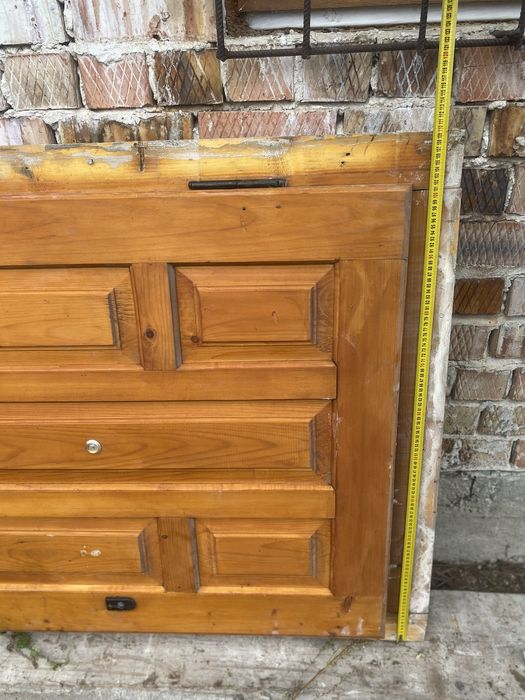 Вхідні деревяні двері з рамою