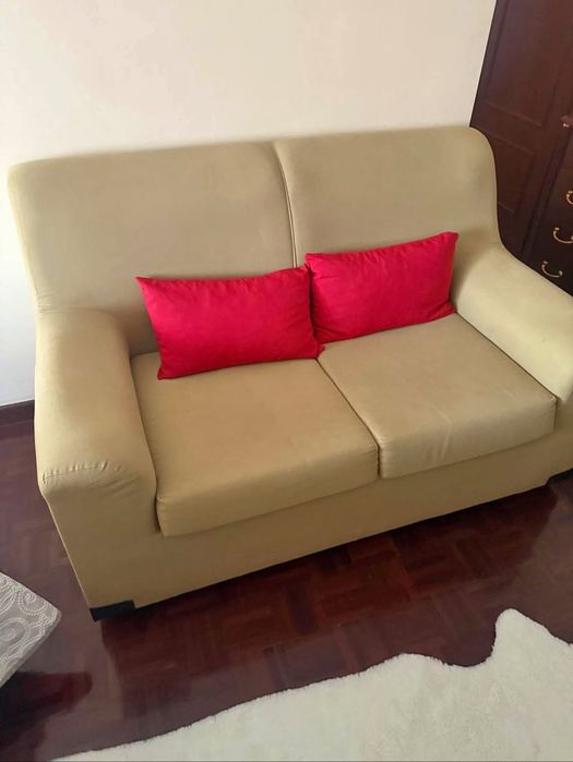 Sofá de 2 lugares bege