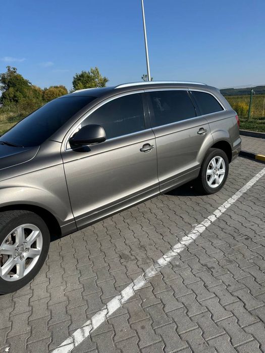 Ауді Q7 2012 р. Машина на повному ходу.