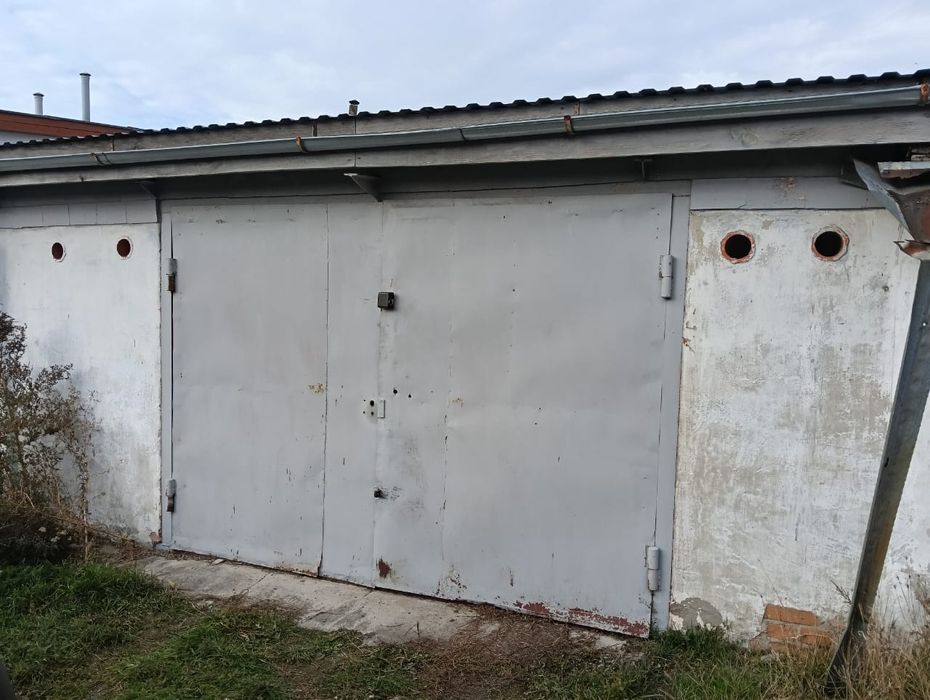 Гараж для машини, а також для ричей