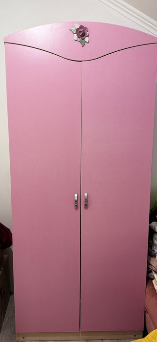 Дитяча спальня для дівчинки, ліжко, стіл, тусмба, шафа, матрац