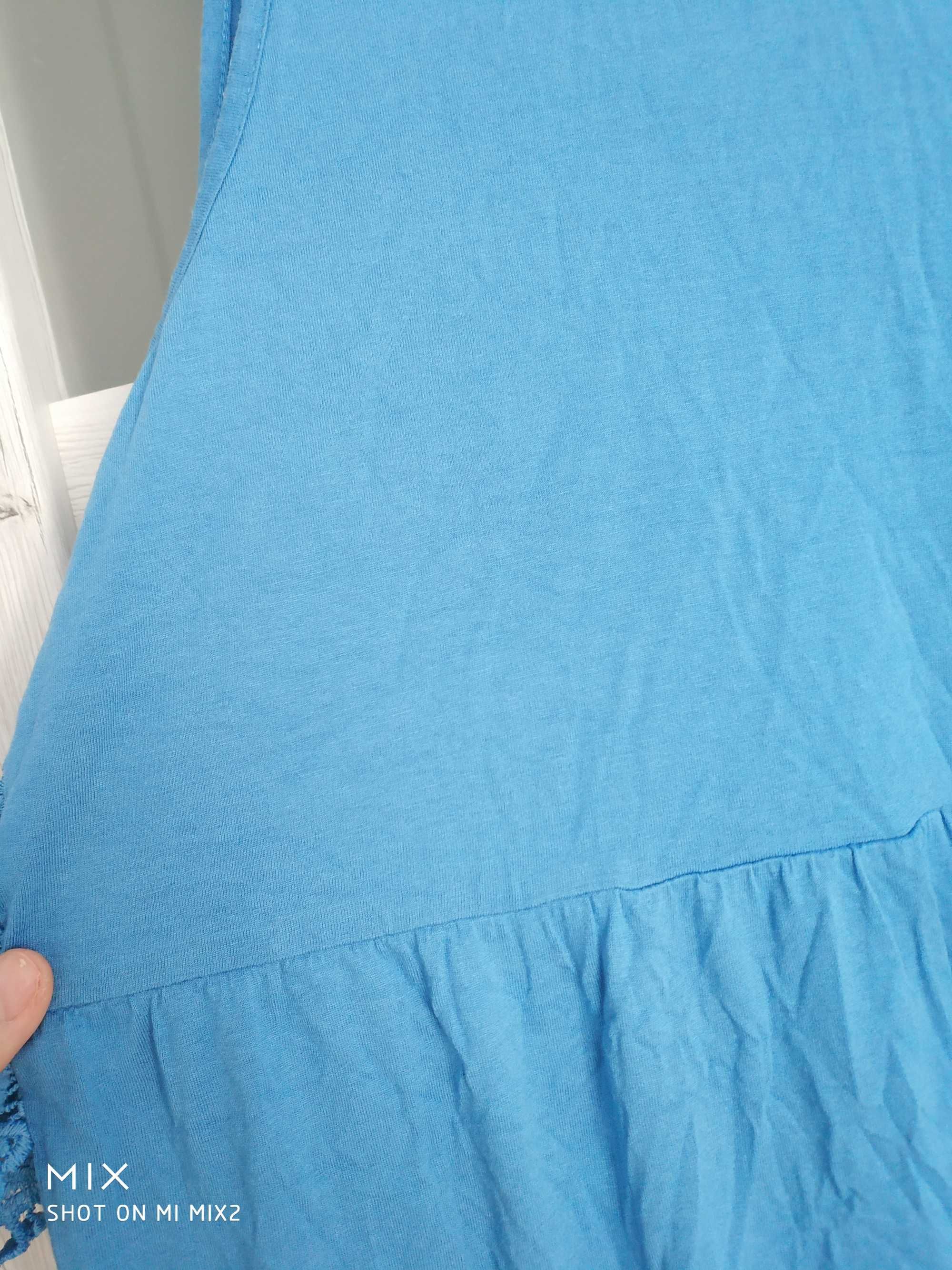 Niebieska bluzka na ramiączkach z koronkowa aplikacja