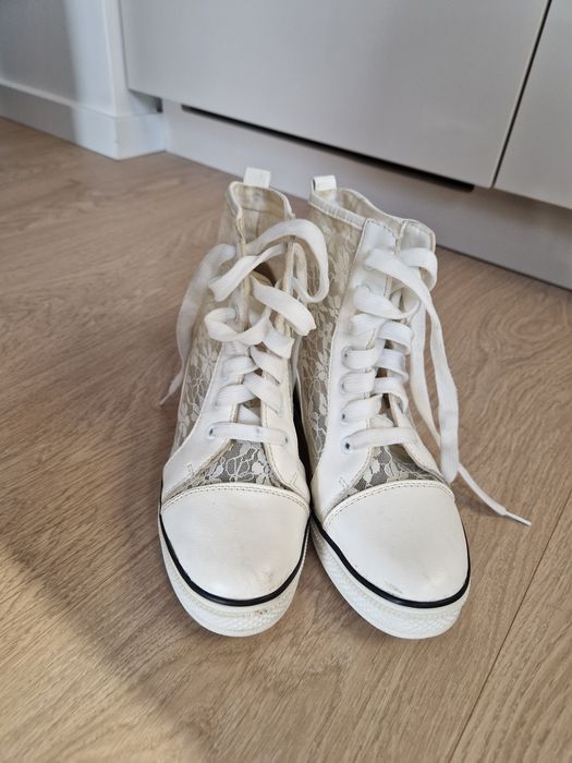 Trampki ślubne z koronką białe/ecru na koturnie, na wesele