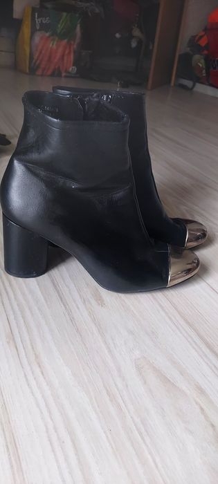 Botki czarne z metalowa wstawka