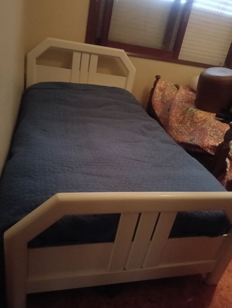 Cama solteiro ( 110/200)com colchão