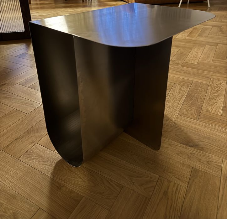 Metalowy stolik pomocniczy, szafka nocna, na gazety