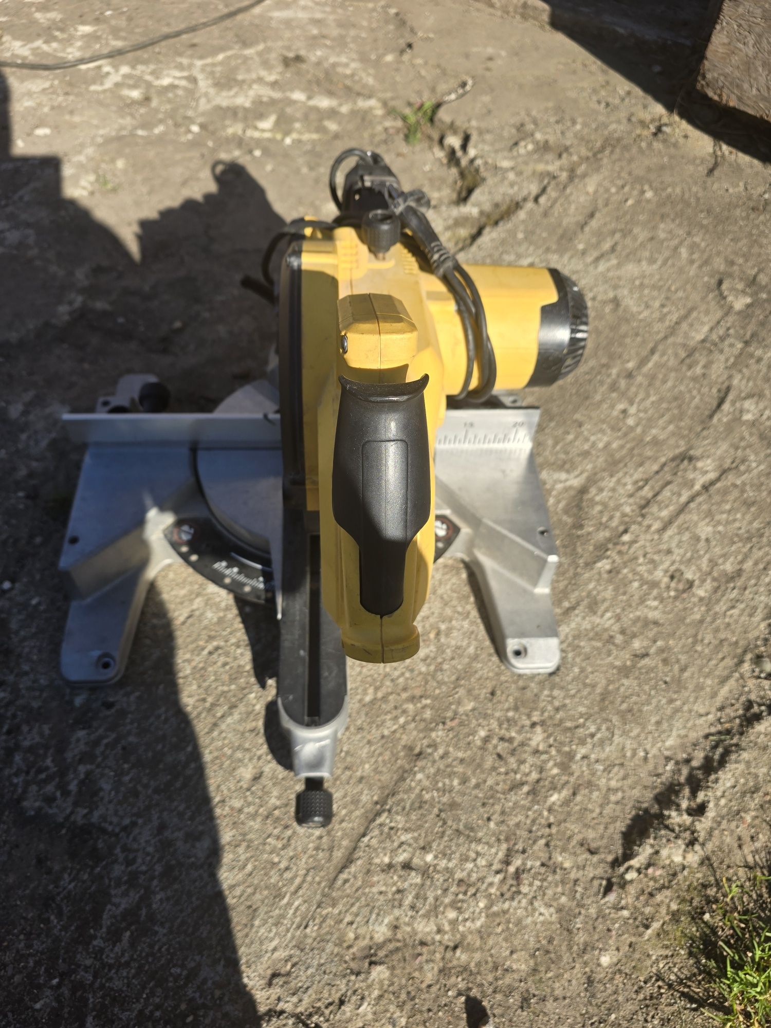 Piła ukośnica DeWalt DW770