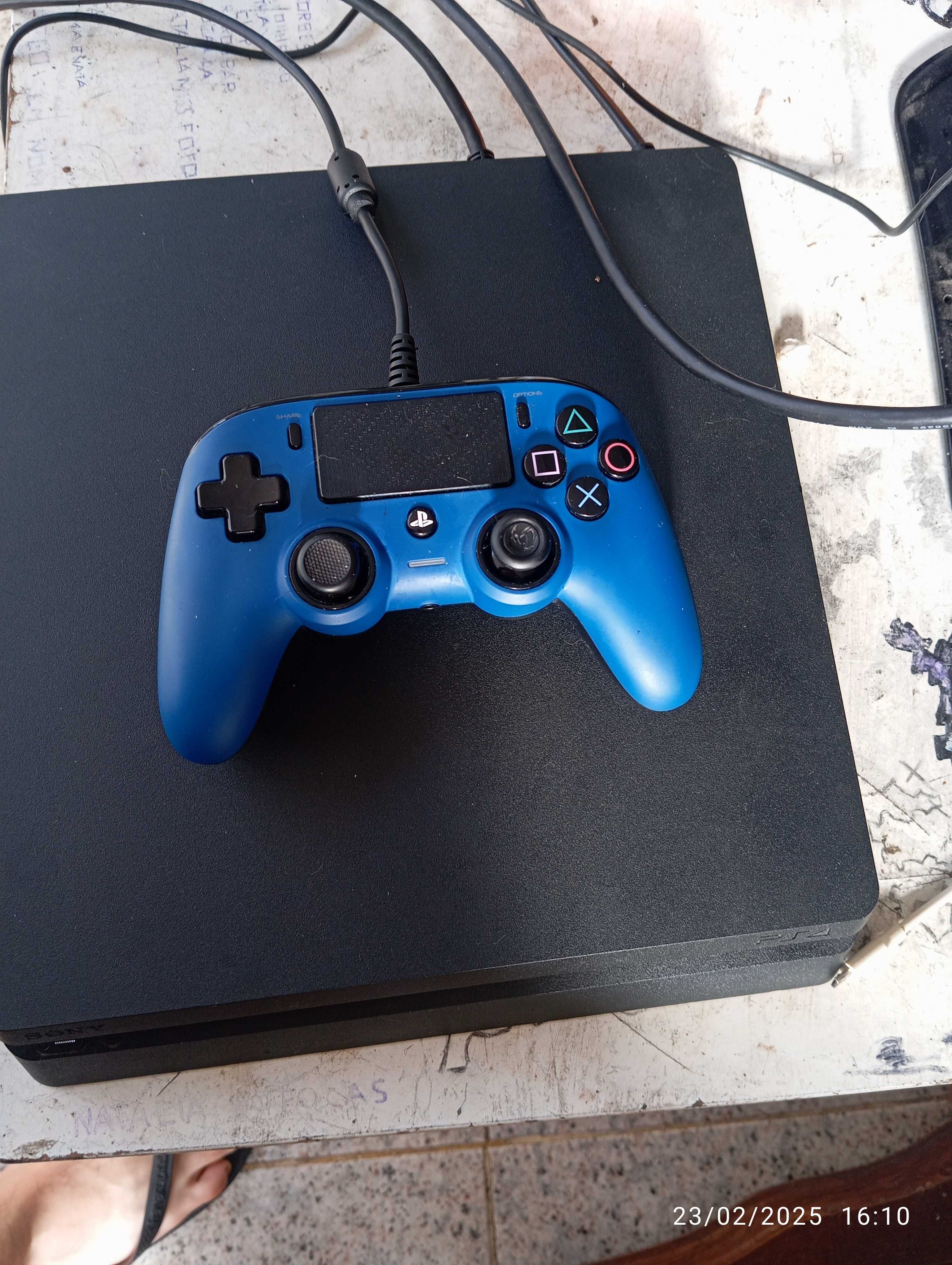 Consola ps4 slim 500 g base pra carregador + 4 jogos