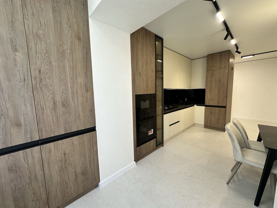 Продаю 2к з кухнею студією біля озера.