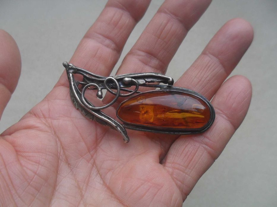 Srebrna duża broszka z bursztynem - cena ost
