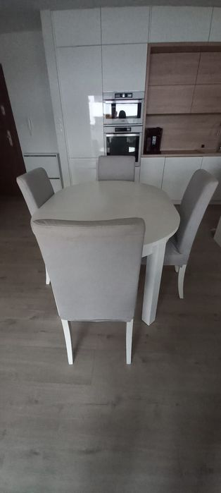 Stół rozkładany biały z krzesłami