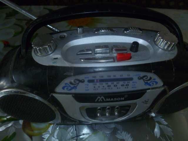 FM радиопртемник с магнитофонной панелью.