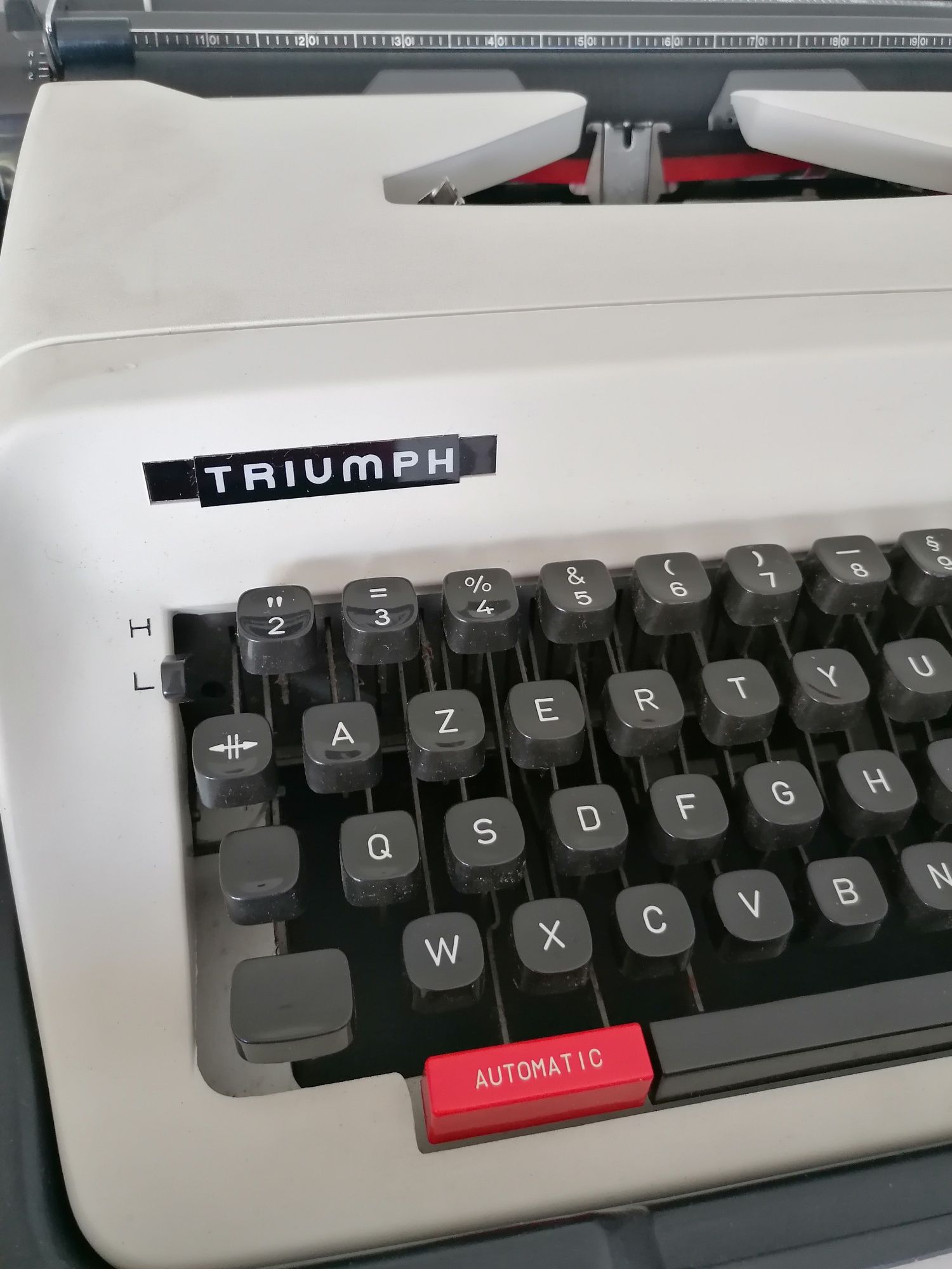 Máquina de escrever Triumph com mala