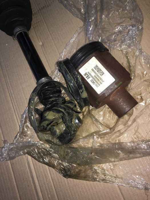 Продам передню праву полуось  на cadillac xt4