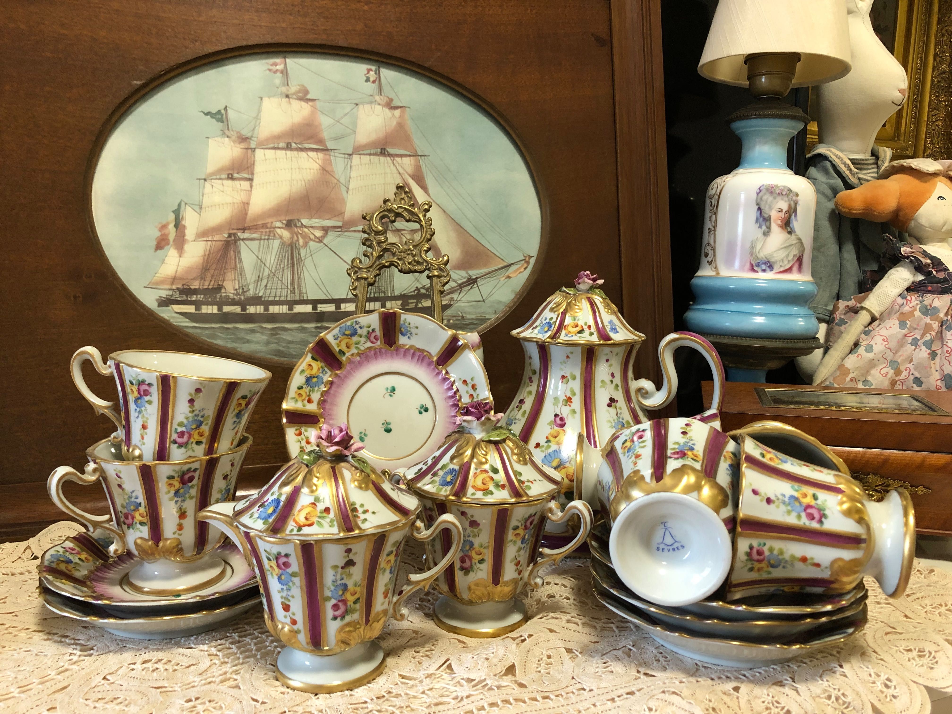 Antigo serviço de chá em porcelana estilo Sèvres