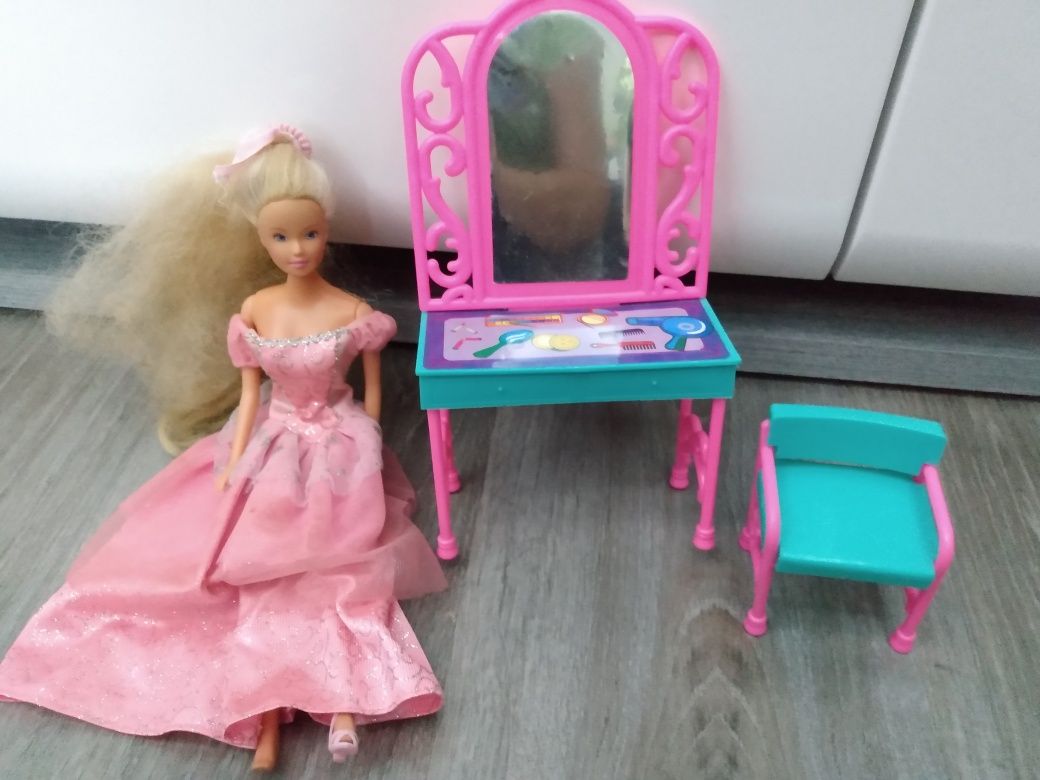 Lalka Barbie + krzesło + toaletka