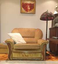 Zestaw mebli rzemieślniczych: złota kanapa/sofa, fotele, pufa, krzesło