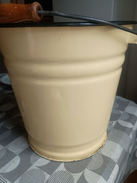 Wiadro z PRLlata 80 xx wieku