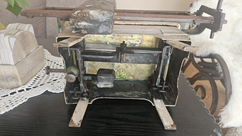 Zabytkowa waga miedz