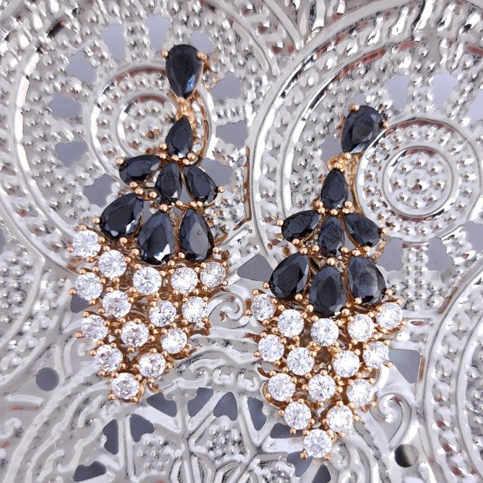 Eleganckie kolczyki wiszące - Kamienie czarne i cristal