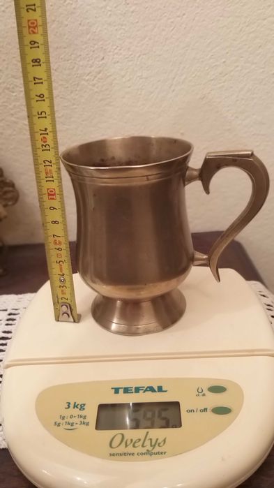 caneca em bronze muito antiga