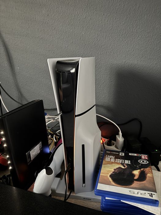 Playstation 5 Slim + Dois comandos + Stand + 5 jogos