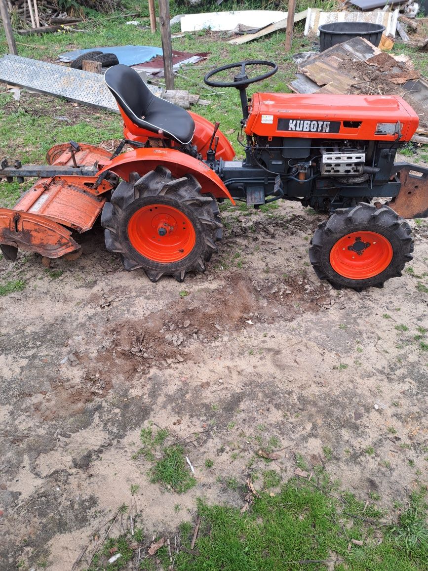 Trator  B6000 4x4