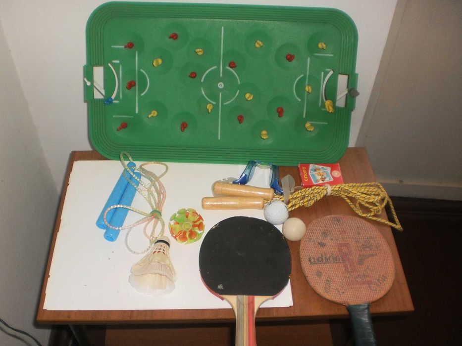 Один  лот: футбол, ракетки, валанчики ,скакалки очки для плаванья и др