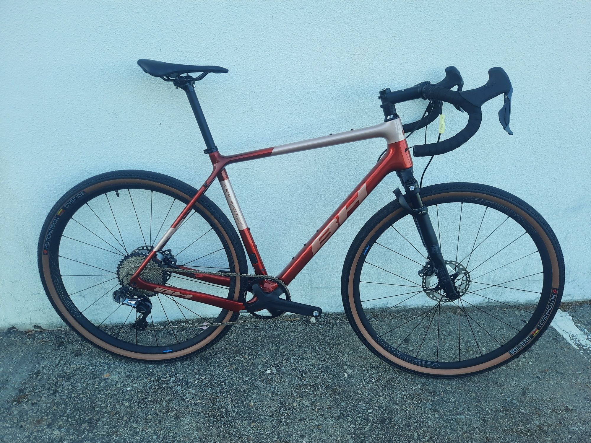 Bicicleta de exposicao de gravel de carbono