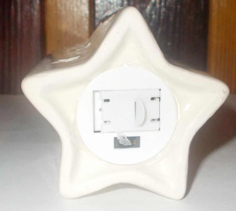 Świecznik Gwiazda ceramiczny ażurowy świecący gwiazdkami LED