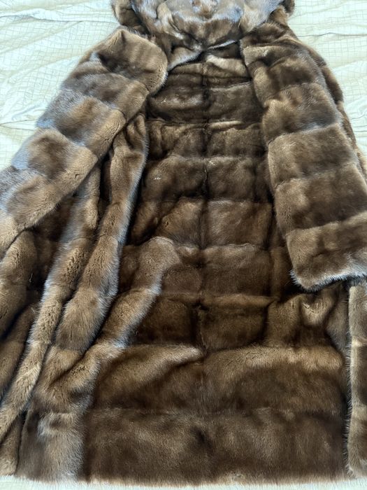 Норкова шубка з капюшоном
