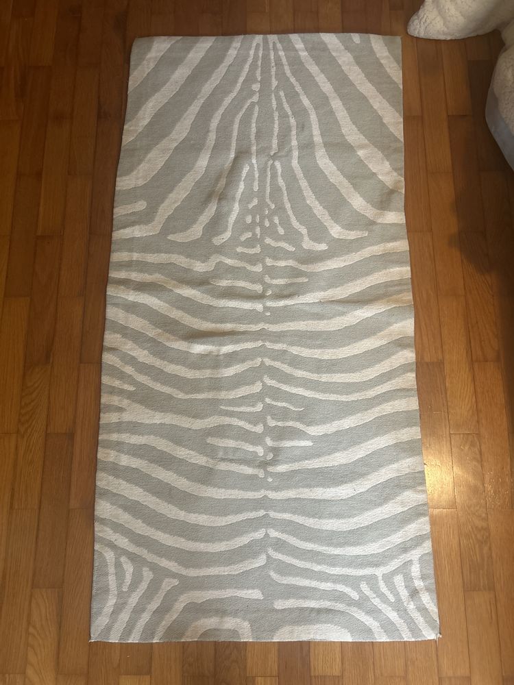 Tapete padrão zebra cinzento