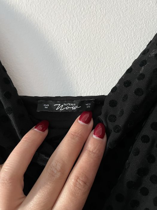 Vestido preto justo com bolinhas em veludo , forrado tam M