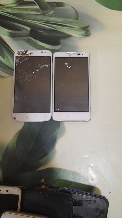 Телефони на запчастини