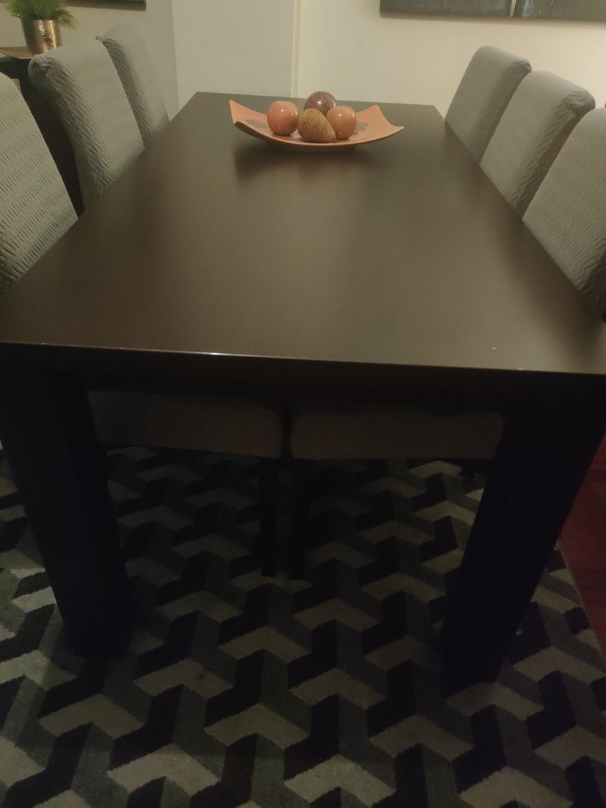 Mesa retangular castanha em bom estado.