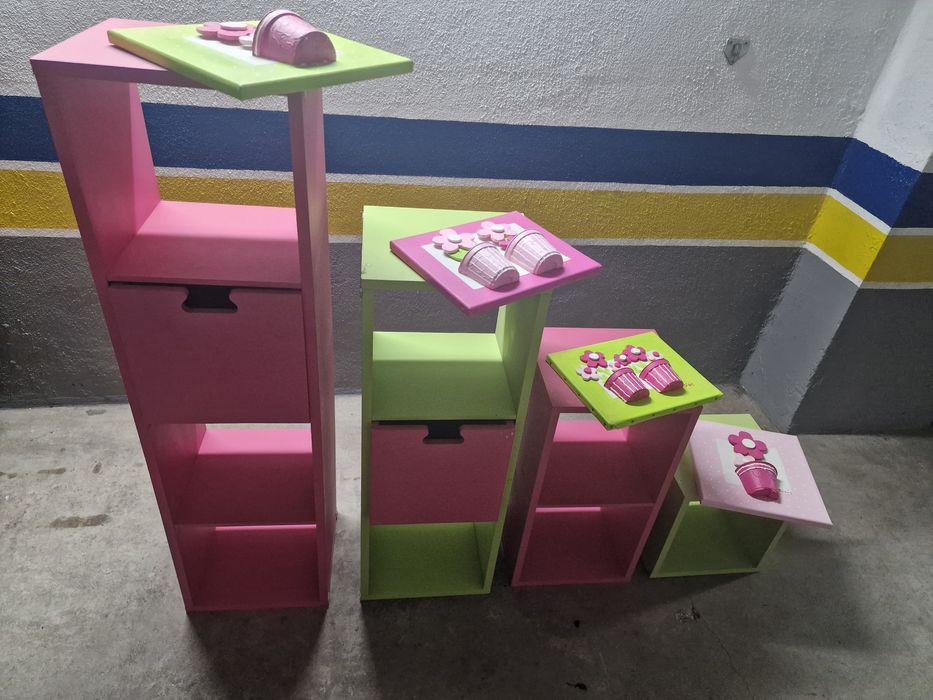 Estante modular quarto criança com quadros