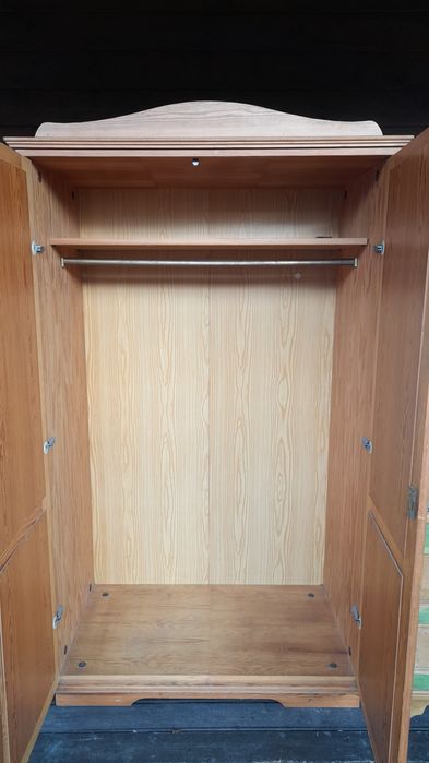 Sosnowa szafa dwudrzwiowa