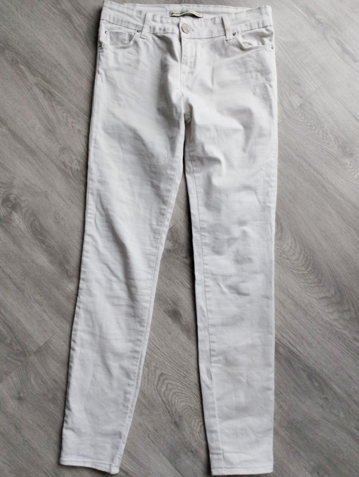 Białe spodnie jeansowe 36 Stradivarius