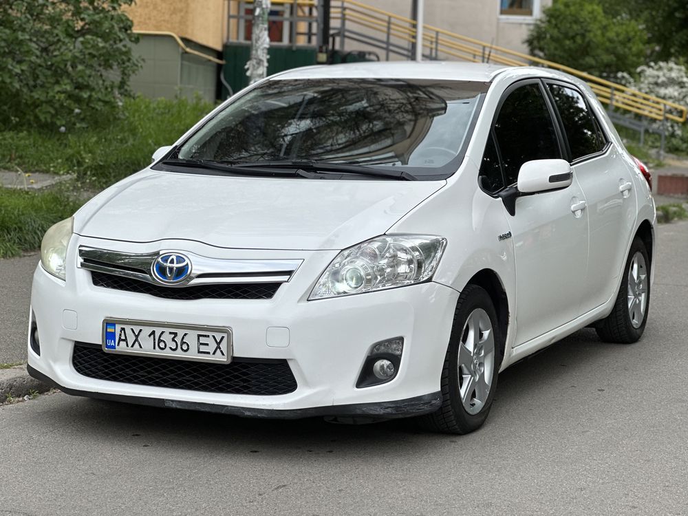 Продам авто Toyota Auris 2011 1.8 гибрид