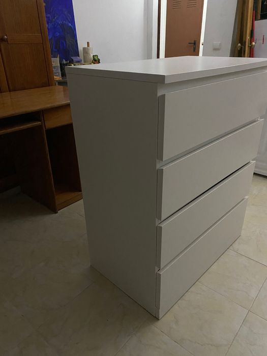 Cómoda branca 4 gavetas