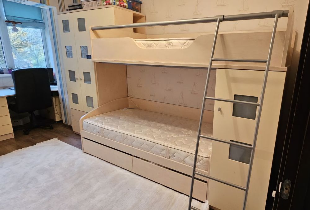 Двоярусне ліжко з шафами