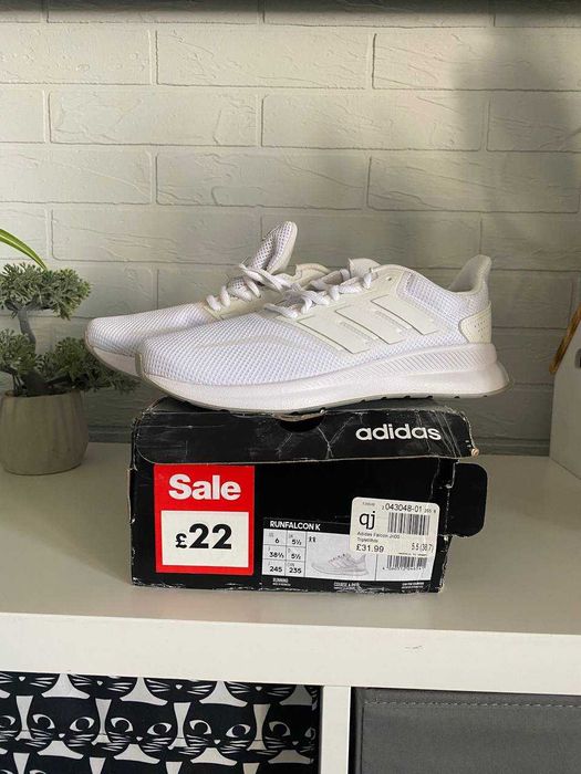 Новые белые кроссовки Adidas Falcon 38.5 размера