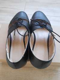 Жіночі туфлі-босоніжки фірми Estro