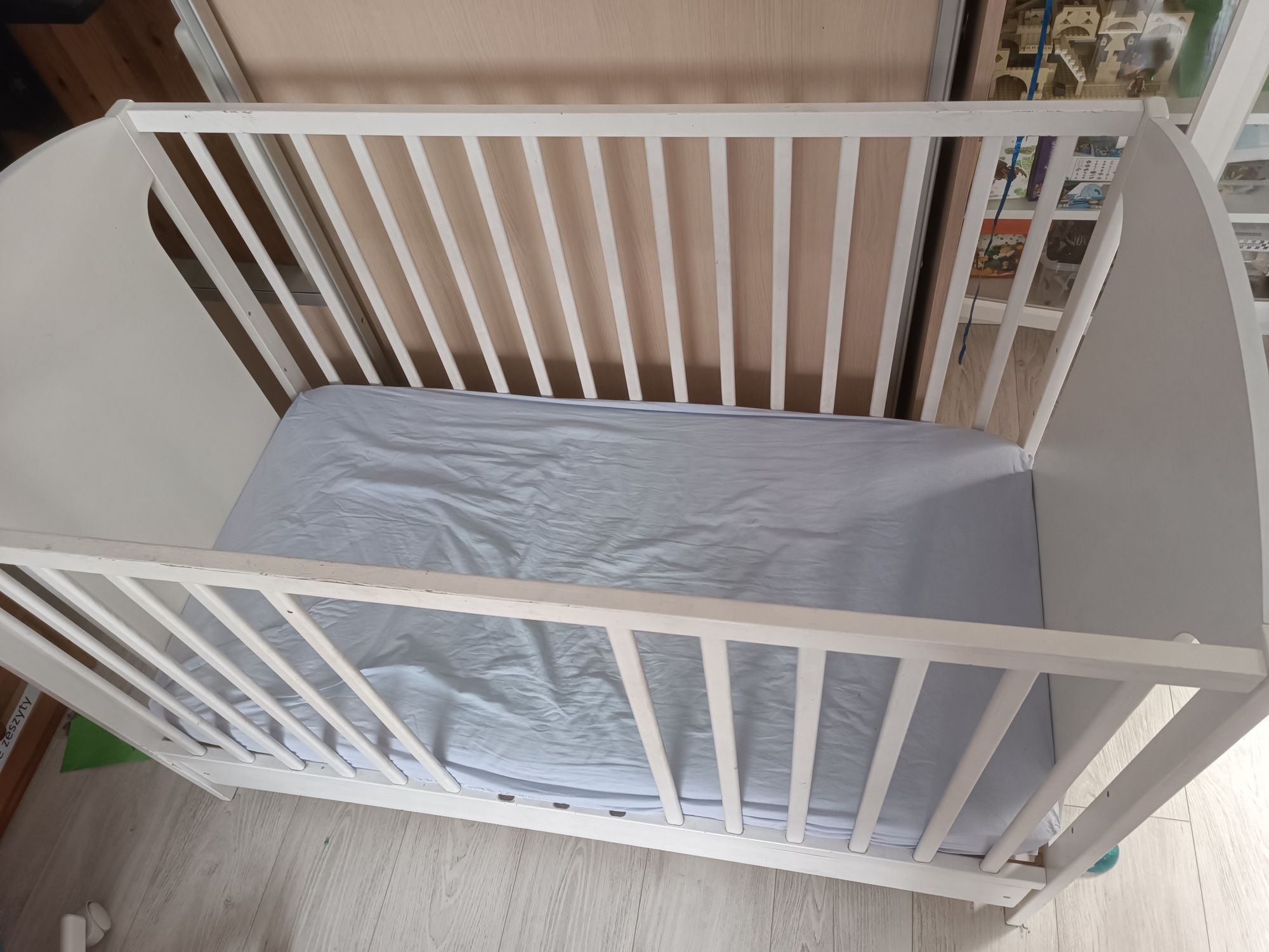 Łóżeczko białe z żyrafą z szufladą i materecem