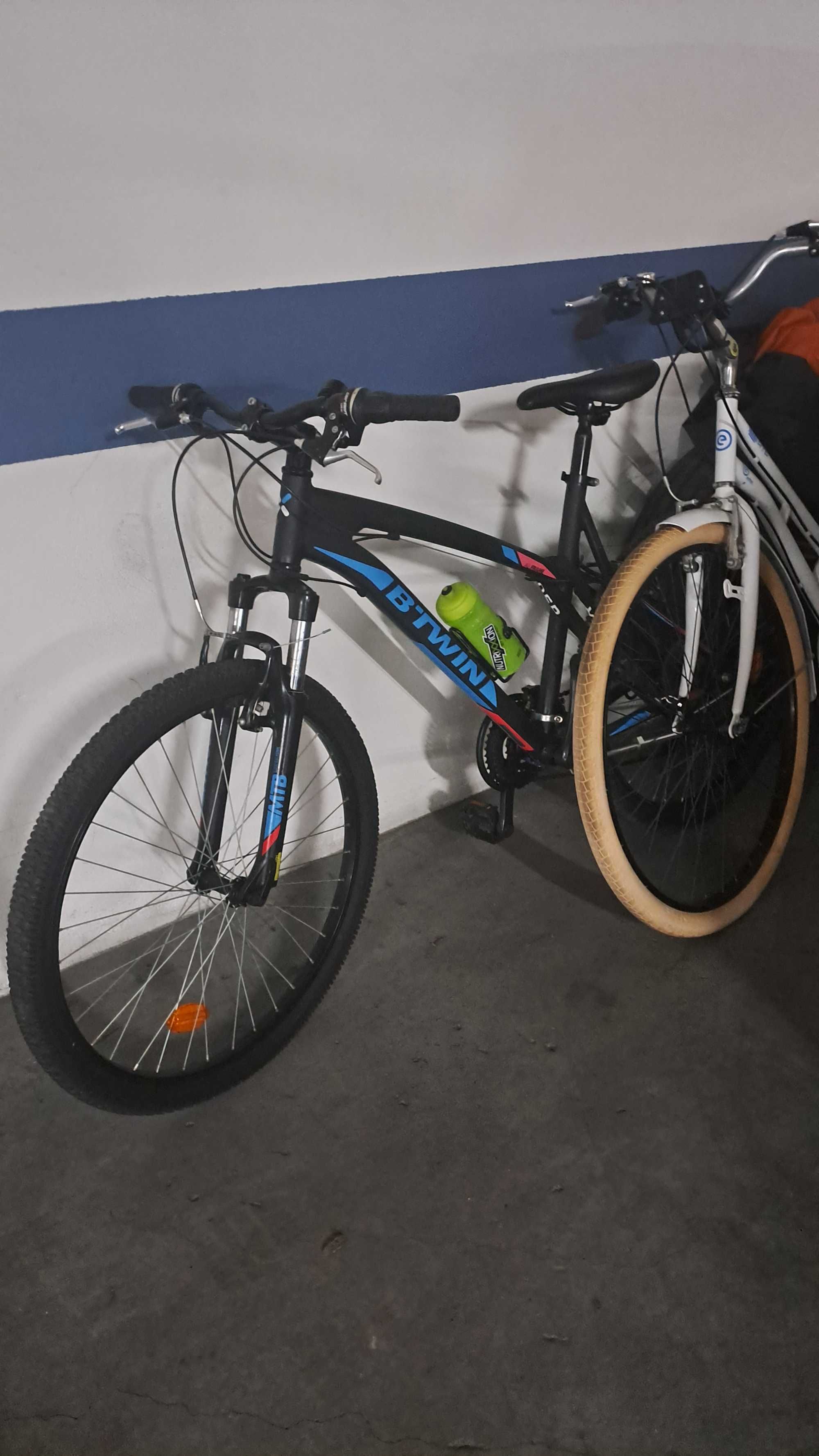 Bicicleta BTWin preta e azul roda 24