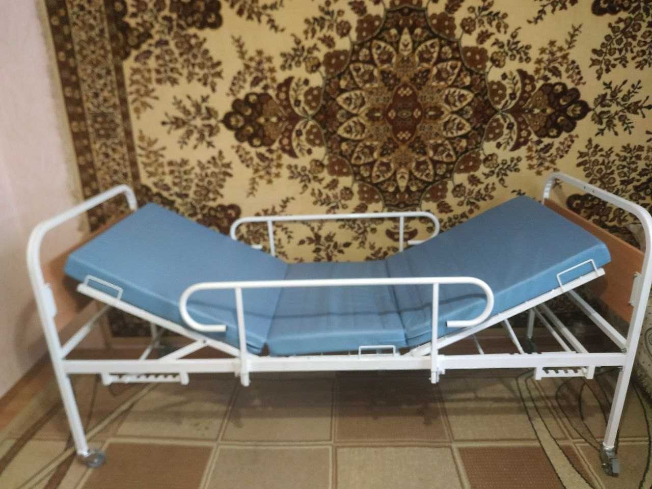 Ліжко медичне 3-секційне на колесах, ходунки, милиця, туалет 2 шт.