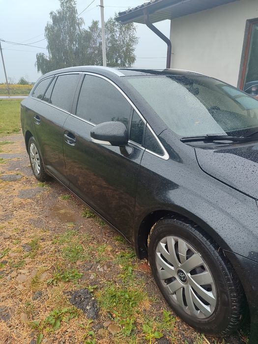 Тойота Avensis 2.0