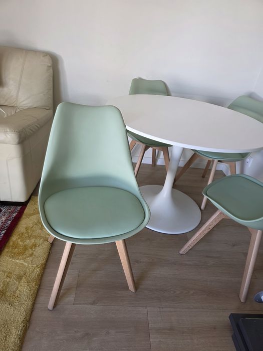 Mesa cozinha redonda Ikea Docksta e 4 cadeiras Skulm