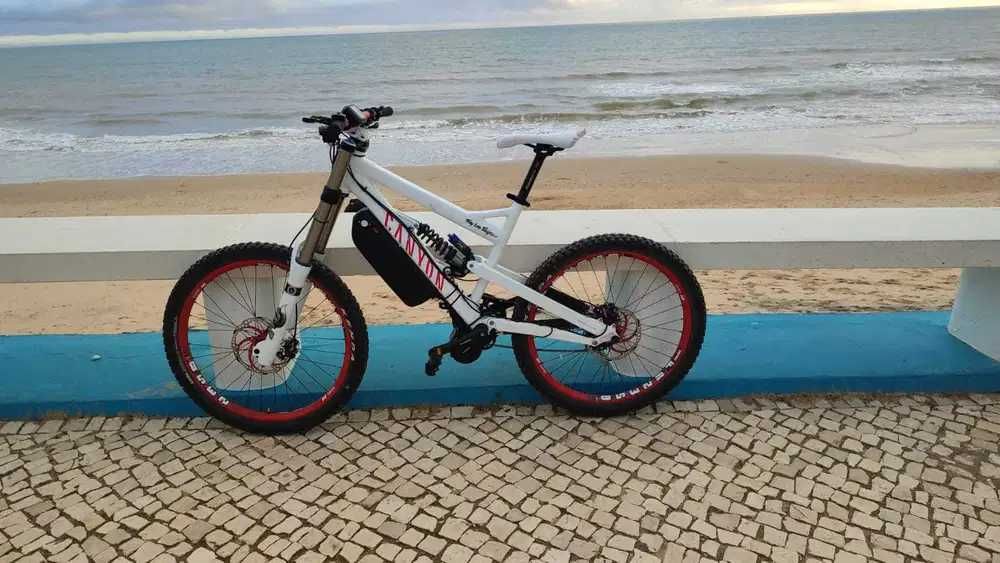 Bicicleta enduro elétrica Canyon