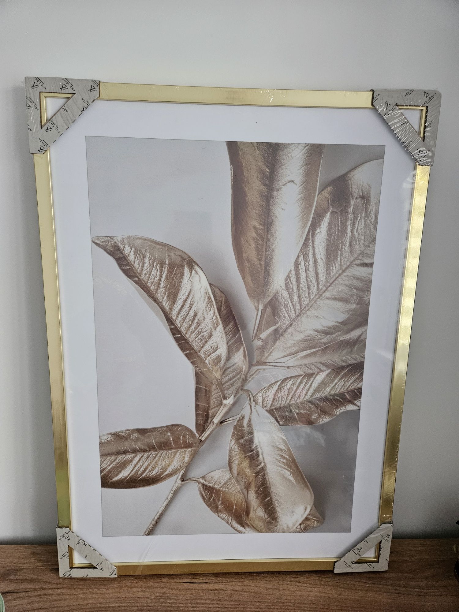 Obraz z złotej ramie liść. Nowy. Roz 50×70